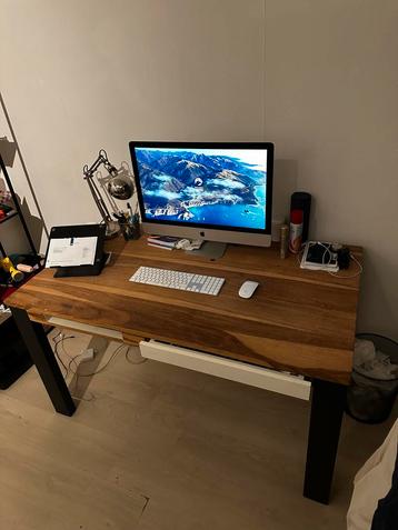 Houten Bureau met Metalen Poten beschikbaar voor biedingen