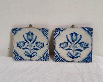 Antieke Delfts Blauw 17e eeuw 3 tulpen tegel, 2 stuks beschikbaar voor biedingen