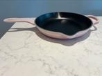 NIEUWE Le Creuset Skillet 23 cm Shell Pink, Gietijzer, Nieuw, Ophalen of Verzenden, Keramische plaat