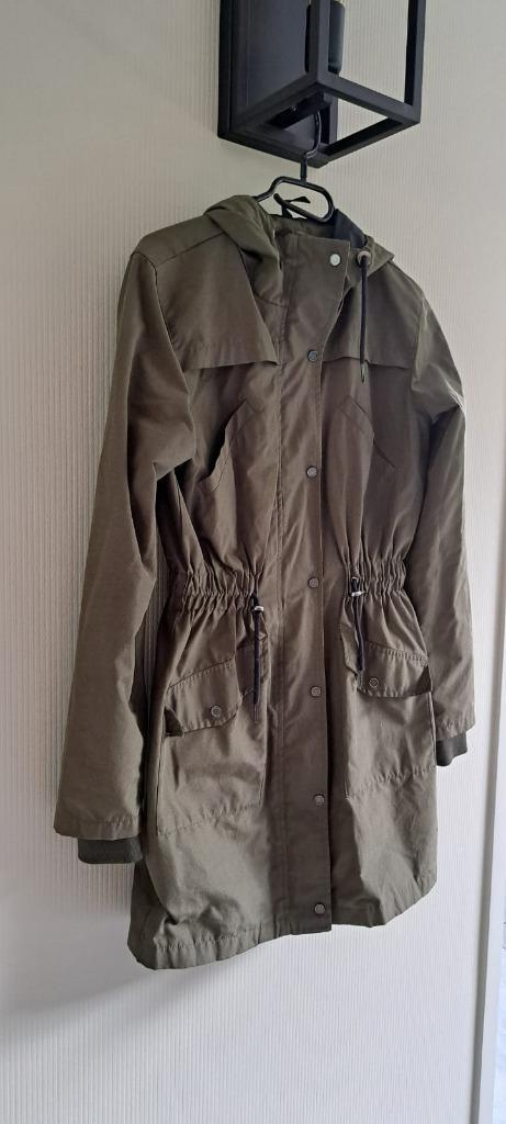 Modström Jas Dames S / 36 | Legergroen | €239,95 NP, Kleding | Dames, Jassen | Winter, Zo goed als nieuw, Maat 36 (S), Groen, Ophalen of Verzenden