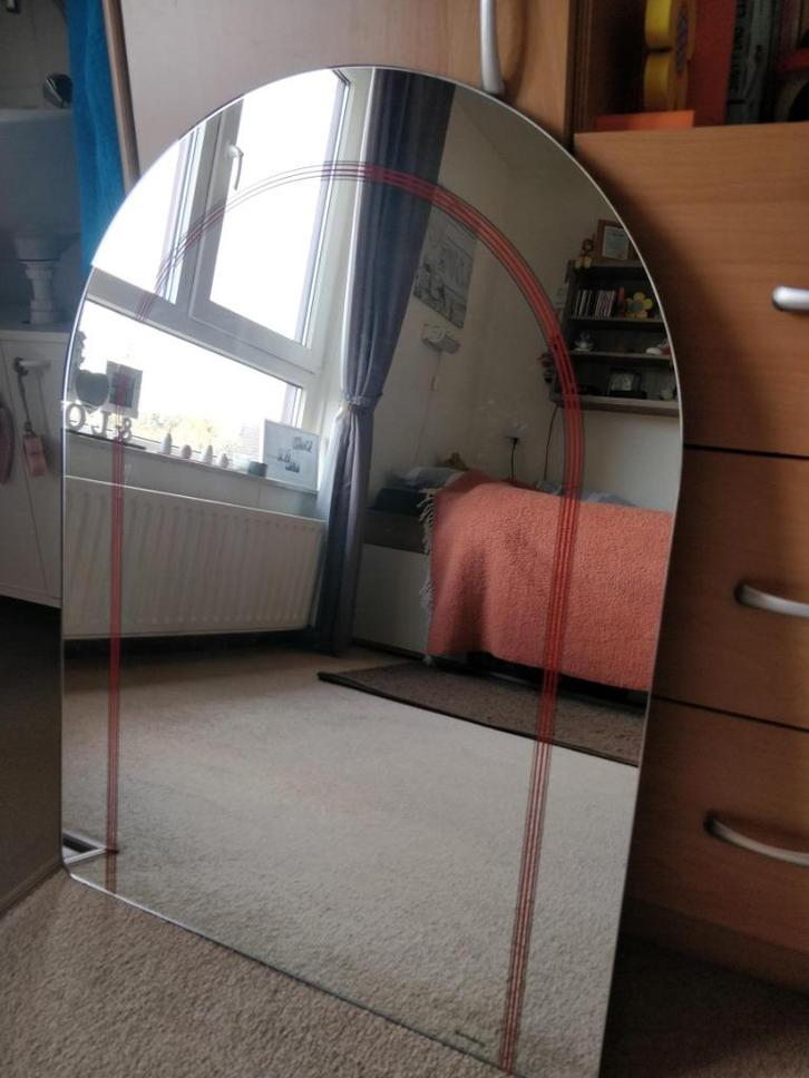 Boogspiegel met rode bies, Huis en Inrichting, Woonaccessoires | Spiegels, Zo goed als nieuw, 50 tot 75 cm, Minder dan 100 cm