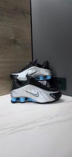NIKE AIR SHOX R4 BLACK/SILVER BLUE MAAT 42,5, Kleding | Heren, Schoenen, Zwart, Nike Air, Nieuw, Ophalen of Verzenden