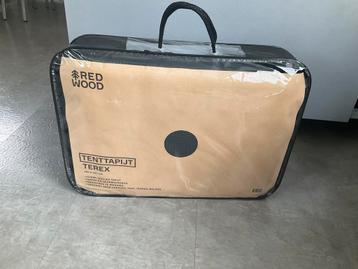 Te koop red wood tenttapijt beschikbaar voor biedingen