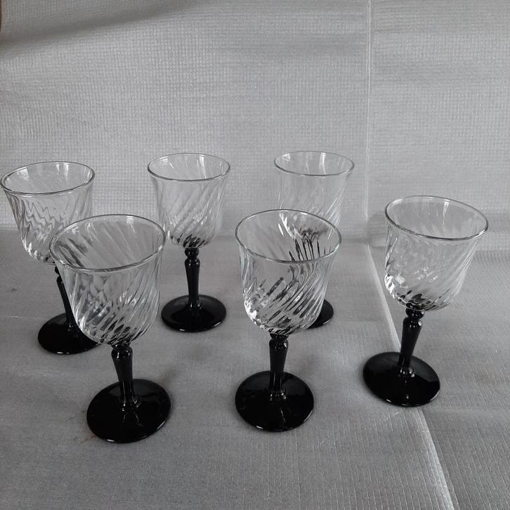6 Luminarc likeurglaasjes “Swirl” op zwarte voet, 11cm., Huis en Inrichting, Keuken | Servies, Gebruikt, Glas of Glazen, Overige stijlen