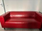 Rode (namaak) leren 2 zits bank, Huis en Inrichting, Banken | Sofa's en Chaises Longues, Ophalen, 150 tot 200 cm, Tweepersoons