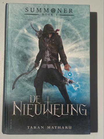 Summoner: De Nieuweling - Taran Matharu beschikbaar voor biedingen