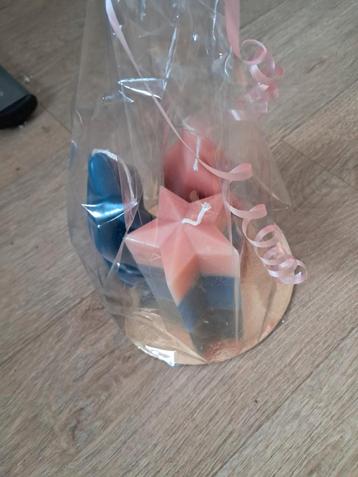 Leuke ingepakte kaarsenset beschikbaar voor biedingen