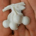 witte vintage kersen broche, Overige materialen, 4 tot 7 cm, Verzenden, Zo goed als nieuw