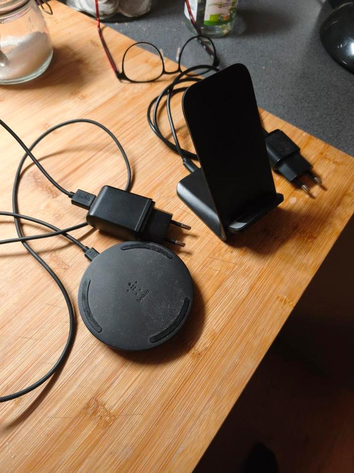 2 Draadloze Opladers - Smartphone, Telecommunicatie, Mobiele telefoons | Telefoon-opladers, Apple iPhone, Ophalen of Verzenden