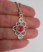 Zilveren ketting met antieke hanger rode steen nr.1896, Met hanger, Verzenden, Zo goed als nieuw, Zilver