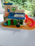 Fisher Price Sesamstraat Clubhouse, 3 poppetjes, hond,auto, Ophalen of Verzenden, Gebruikt, Speelset