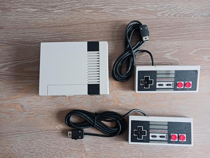 NES Mini Classic + 2 Controllers + Extra Games, Spelcomputers en Games, Spelcomputers | Nintendo NES, Zo goed als nieuw, Met 2 controllers
