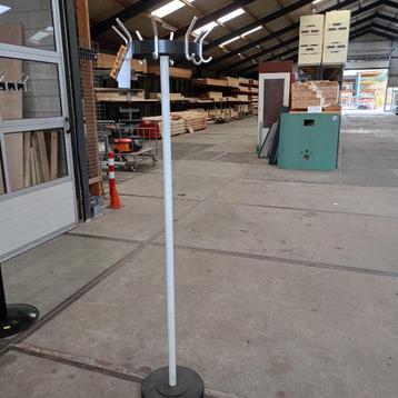 kapstok beschikbaar voor biedingen