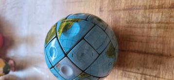 Blikken Rubik's kubus in de vorm van een wereldbol. beschikbaar voor biedingen
