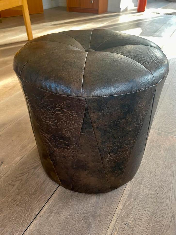 Vintage Bruine Poef, Huis en Inrichting, Banken | Voetenbanken en Poefen, Gebruikt, Minder dan 50 cm, Rond, Leer, Ophalen