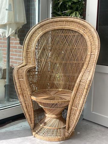 Vintage Rotan Pauwstoel beschikbaar voor biedingen