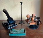 Stempelkussen, stempels en houder, gaatjestang papierprikker, Antiek en Kunst, Antiek | Kantoor en Zakelijk, Ophalen of Verzenden