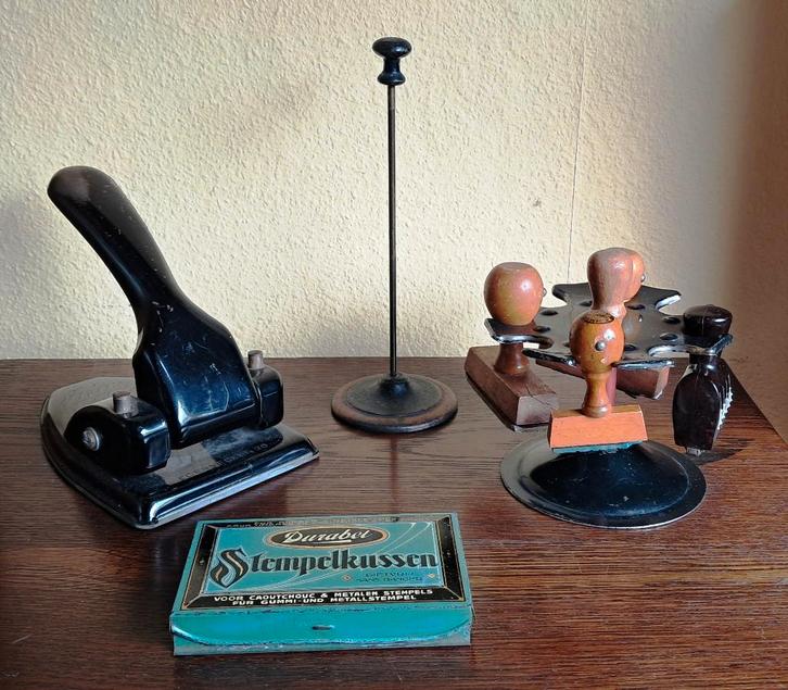 Stempelkussen, stempels en houder, gaatjestang papierprikker, Antiek en Kunst, Antiek | Kantoor en Zakelijk, Ophalen of Verzenden