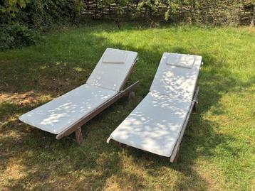 Houten ligstoelen met beige kussens (2 paar) beschikbaar voor biedingen