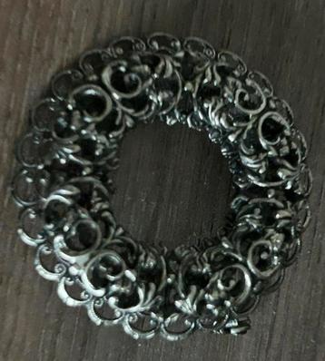 LEUKE RONDE KRANS ZILVERKLEURIG/ZWART BROCHES beschikbaar voor biedingen