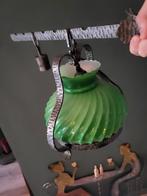 Vintage lamp met groene glazen kap, smeedijzerlook jaren ’70, Huis en Inrichting, Ophalen of Verzenden, Gebruikt, Glas