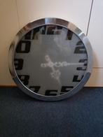 Moderne Wandklok met Zilveren Rand, Ophalen of Verzenden, Gebruikt, Analoog, Wandklok