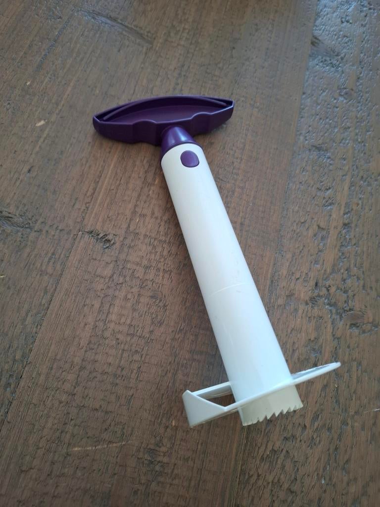 Vacuvin ananas snijder - wit met paarse handgreep, Ophalen of Verzenden, Gebruikt