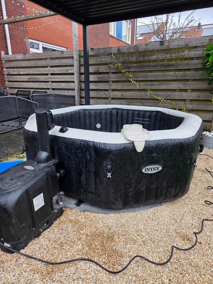 Intex jacuzzi bubbelbad 6-persoons Deluxe, Tuin en Terras, Bubbelbaden en Hottubs, Gebruikt, Opblaasbaar, Afdekzeil, Grondzeil