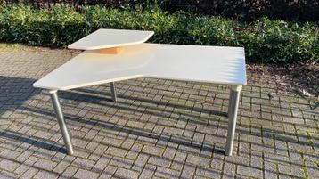 Hoekbureau met extra blad beschikbaar voor biedingen