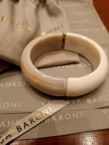 Vanessa baroni bangle /armband grijs-offwhite klik magneet beschikbaar voor biedingen