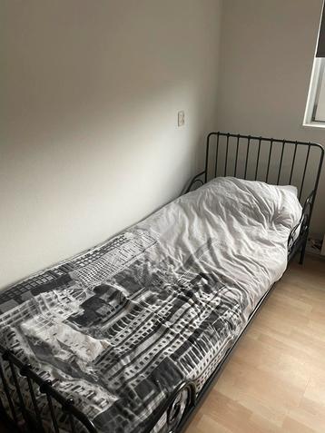 Zwart meegroeibed tot 200cm + matras/lattenbodem beschikbaar voor biedingen