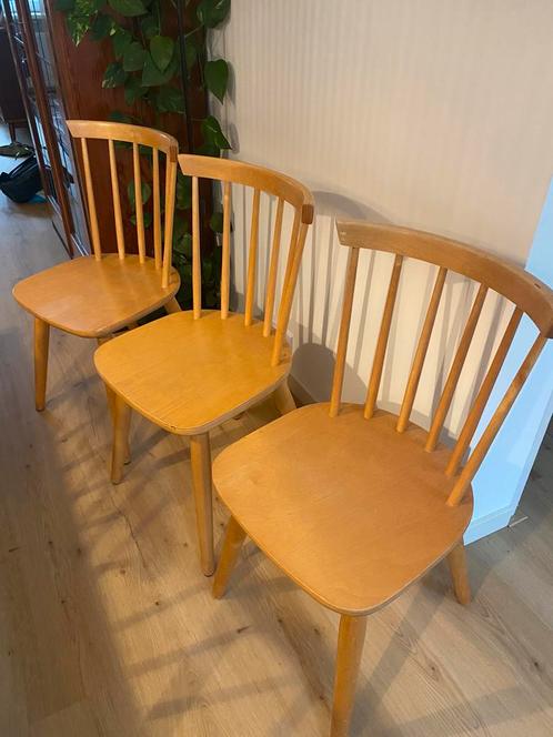 Drie mooie retro spijlen stoelen, Huis en Inrichting, Stoelen, Gebruikt, Twee, Ophalen