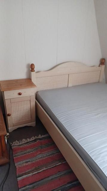 Grenen 2-persoonsbed met rotan + nachtkastjes beschikbaar voor biedingen