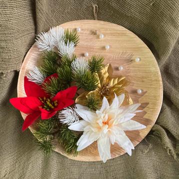 Kerststukje met bloemen en decoratie beschikbaar voor biedingen