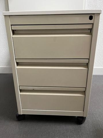 bureau ladenblok met wielen beschikbaar voor biedingen