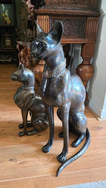 Bronzen Egyptische Kattenbeelden - Set van Twee beschikbaar voor biedingen