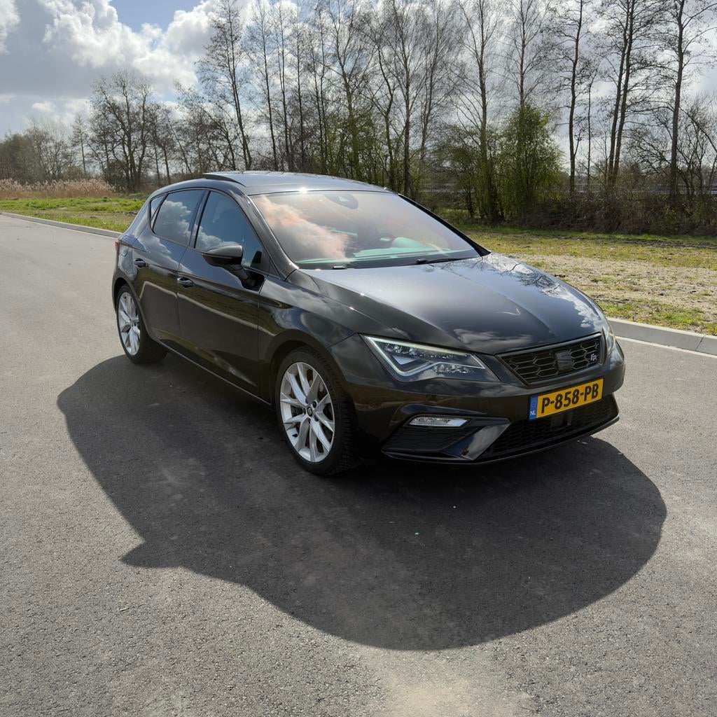 Seat Leon 1.8 FR Business Intense | Vol opties!, 1227 kg, Zwart, 4 cilinders, Leder en Stof