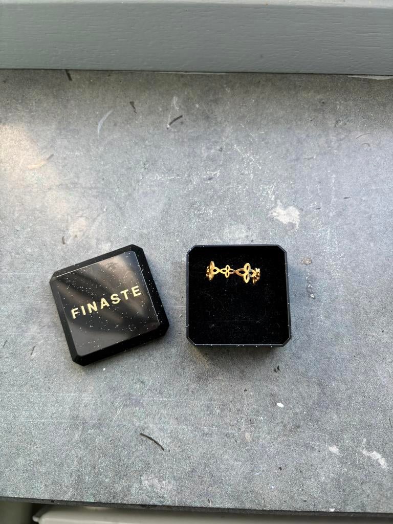 Nieuwe ring Finaste met klaver patroon verstelbaar goud, Nieuw, Ophalen of Verzenden, Dame, Goud
