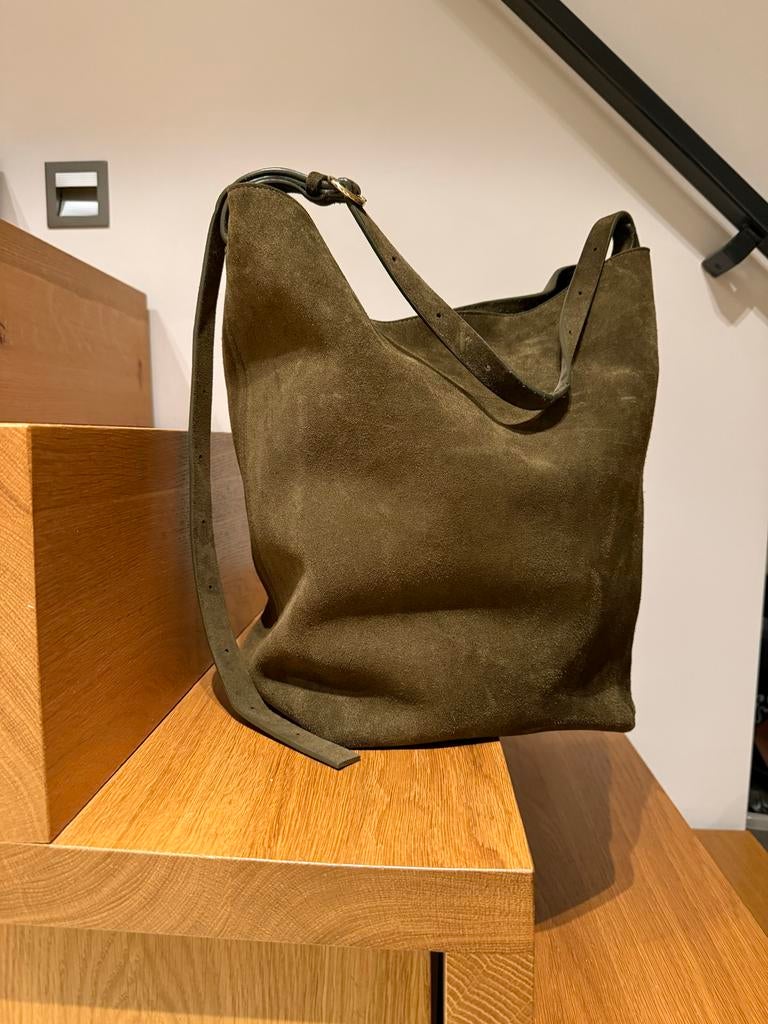 Groene suède schoudertas Arket, Ophalen of Verzenden, Gebruikt, Groen, Schoudertasje