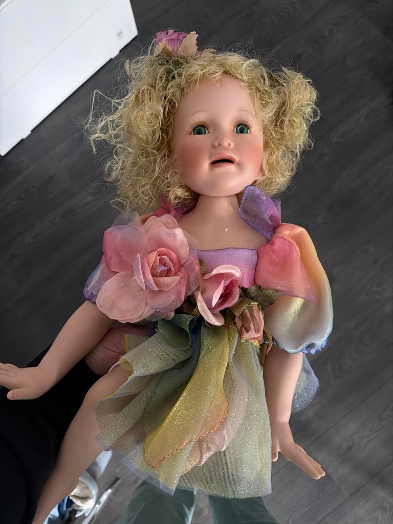 Mooie Keramieke Pop met Kleurrijke Jurk, Ophalen of Verzenden, Gebruikt, Pop