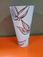 Witte vaas met bruine bladeren, Gebruikt, 50 tot 75 cm, Wit, Aardewerk of Porselein