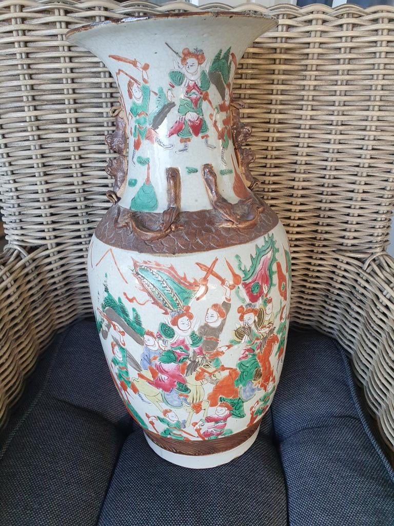 Antieke Chinese Vaas met Gedetailleerde Scènes, Ophalen of Verzenden