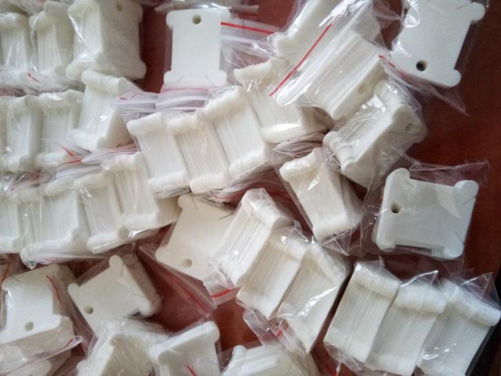 Plastic bobbins voor borduurgaren/borduurzijde/splijtgaren, Hobby en Vrije tijd, Borduren en Borduurmachines, Nieuw, Borduurgaren of Zijde