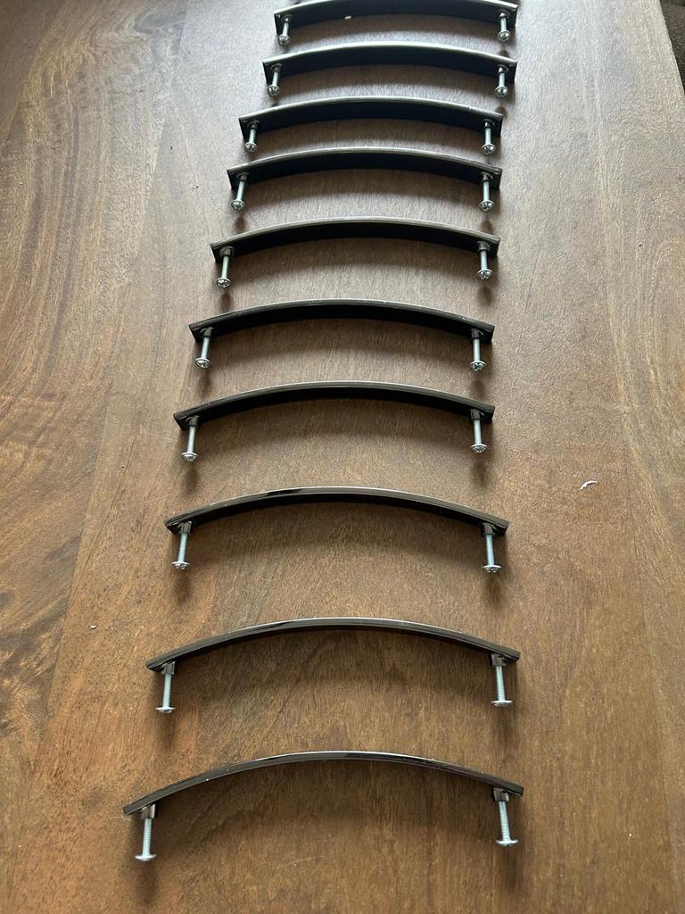 12x Moderne zwarte handgrepen (17 cm) grando keukens, Minder dan 50 cm, Zwart, Ophalen of Verzenden, Zo goed als nieuw