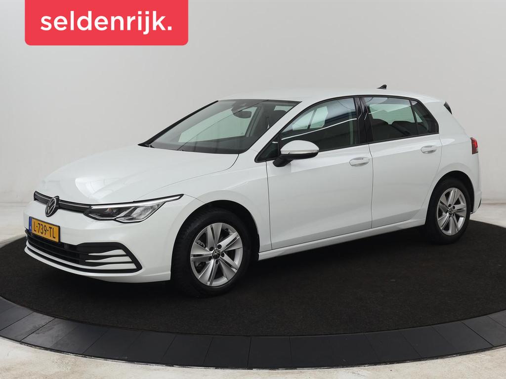Volkswagen Golf 1.0 eTSI Life | Carplay | Sfeerverlichting |, Auto's, Stof, Gebruikt, Euro 6, Wit