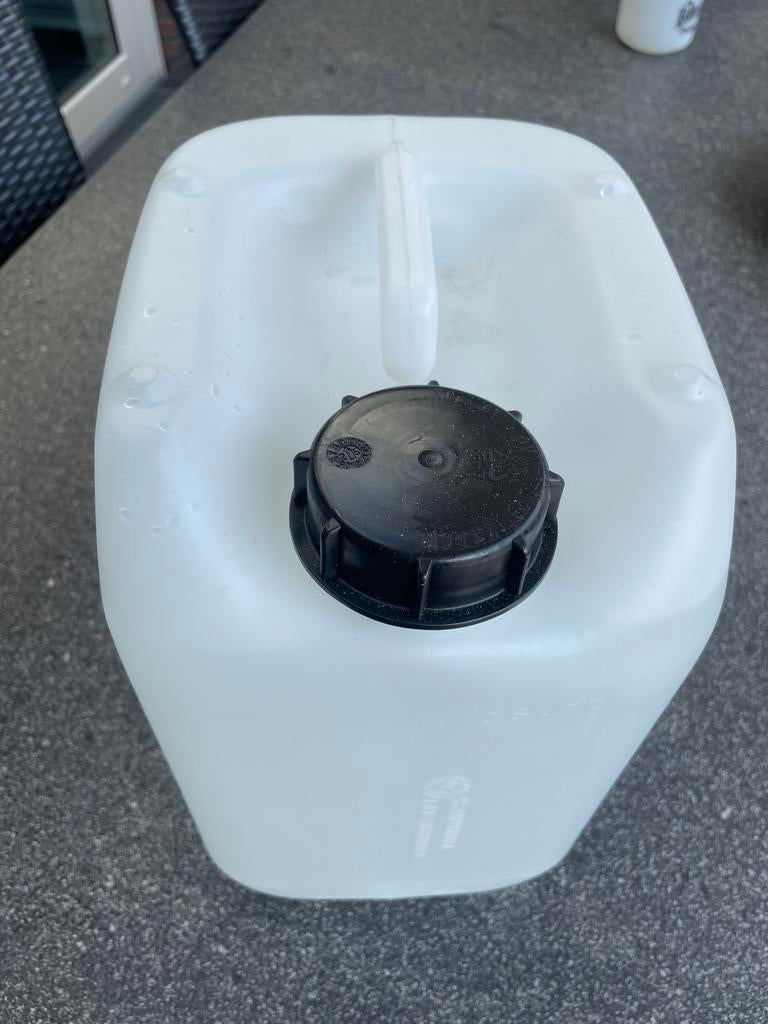Witte kunststof jerrycan 10 ltr met zwarte dop, Ophalen of Verzenden, Gebruikt