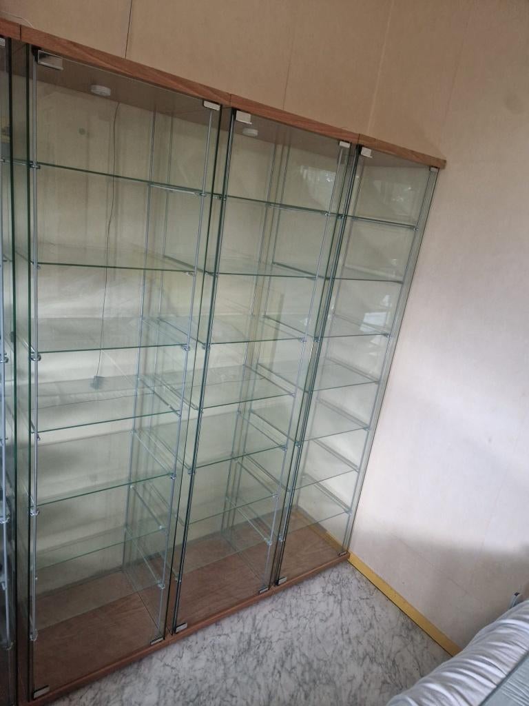 Deltof vitrinekast met 4 extra legplanken. De laatste., Huis en Inrichting, Ophalen, Minder dan 50 cm, Zo goed als nieuw, 150 tot 200 cm