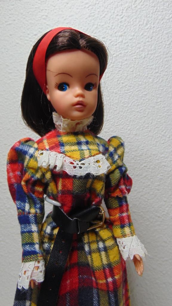 Donkerharige Sindy Barbie pop in Higland Fling, Verzamelen, Poppen, Ophalen of Verzenden, Gebruikt, Pop