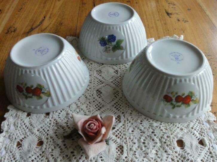 SALE Original Bohemia porseleinen kommen, aardbeien, bramen, Huis en Inrichting, Keuken | Servies, -, -, Ophalen of Verzenden