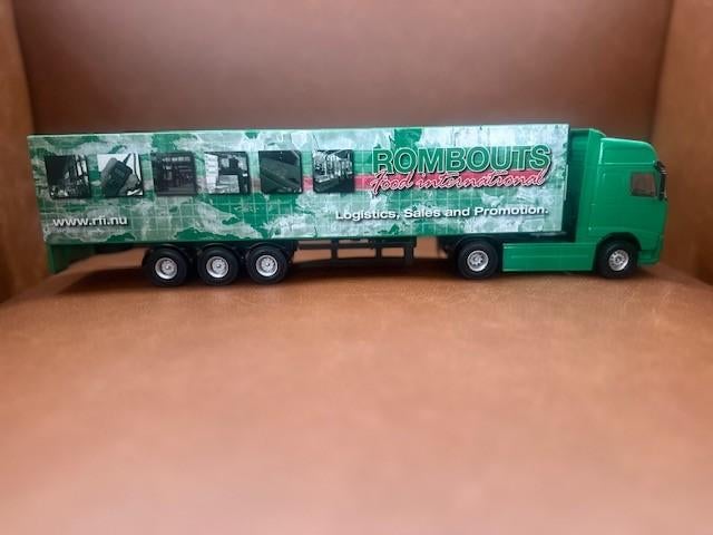 Volvo Globetrotter XL truck met koeltrailer 1:50., Hobby en Vrije tijd, Modelauto's | 1:50, Ophalen of Verzenden, Zo goed als nieuw